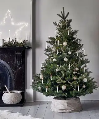 ヘシアンスカートを使ったクリスマスツリースカートのアイデア