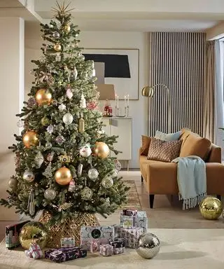 特大のつまらないものを使ったクリスマスツリースカートのアイデア