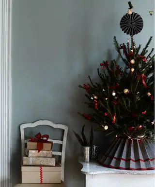小さなツリーを使ったクリスマスツリースカートのアイデア