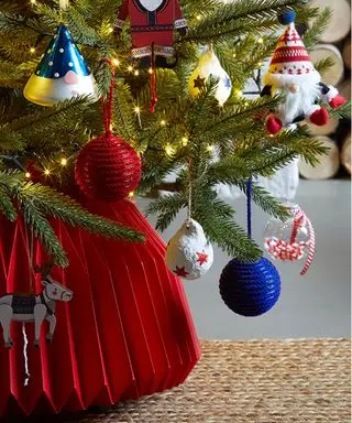 赤いツリーの首輪が付いたクリスマスツリースカートのアイデア