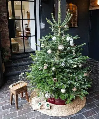 黒い石の床を使ったクリスマスツリースカートのアイデア