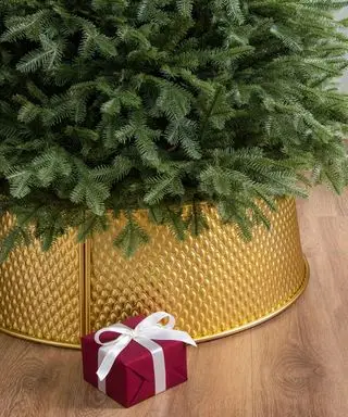 ゴールドメタルのクリスマスツリースカートのクローズアップ