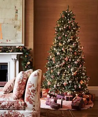 ピンクのリビングルームのクリスマスツリースカートのアイデア