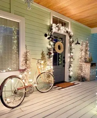 Grün gestrichene Veranda mit Weihnachtsbeleuchtung