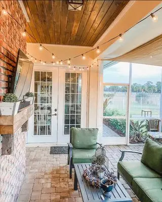 überdachte Veranda mit Lichterketten
