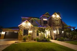 dauerhafte Weihnachtsbeleuchtung für das Haus