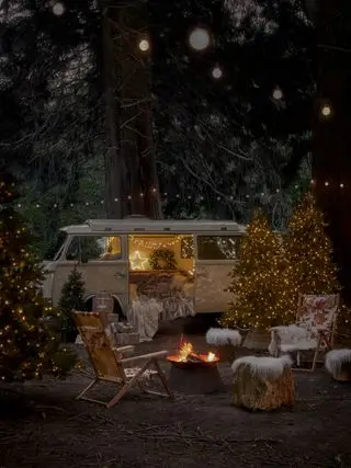 Wohnmobil mit Weihnachtsbeleuchtung im Freien