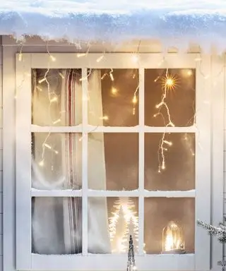 Weihnachtsbeleuchtung im Freien am Fenster