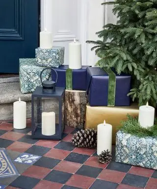 Weihnachtsbeleuchtung im Freien auf dem Vorderweg