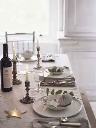 Sencillo paisaje blanco con candelabros antiguos.