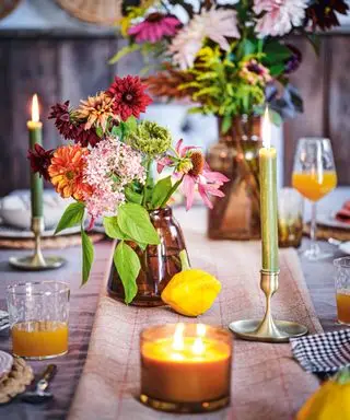 mesa con flores y velas