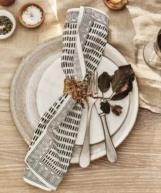 Decoración de mesa monocromática