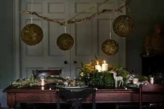 Centro de mesa navideño con corona de bosque