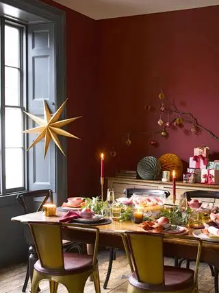 Comedor rojo decorado con Navidad.