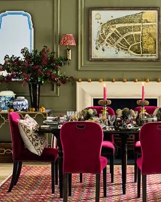 Comedor festivo con sillas tapizadas de colores