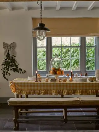Idea de comedor navideño con mantel a cuadros