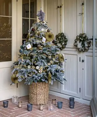 紙の装飾と淡いブルーのトッパーを使ったクリスマスツリートッパーのアイデア