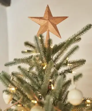 木製の星を使ったクリスマスツリートッパーのアイデア