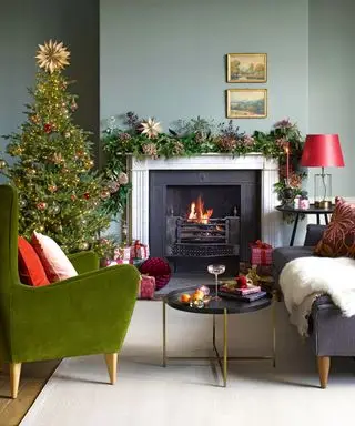 木紙で折ったスノーフレークトッパーを使ったクリスマスツリートッパーのアイデア