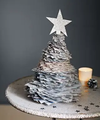 テーブルの上の小さな紙のクリスマスツリー