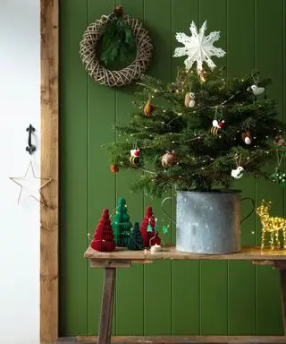 ミニチュアのクリスマスツリー、動物のヒヨドリ、金属製のバケツ