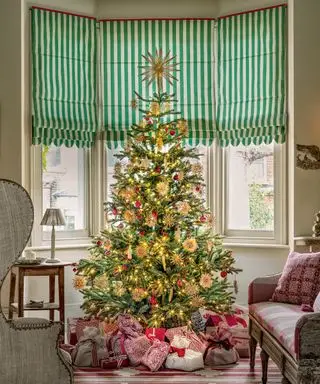 ツリーの上にストロースターを置いたクリスマスツリートッパーのアイデア