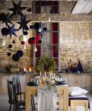 Luzes de fadas, castiçais, decorações suspensas