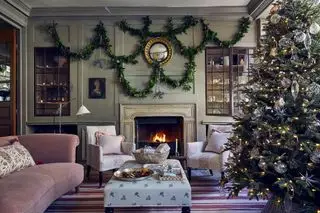 Guirlandas de Natal naturais em uma sala verde clara