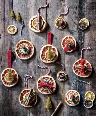 Christbaumschmuck aus Orangenscheiben mit Aufhängeösen