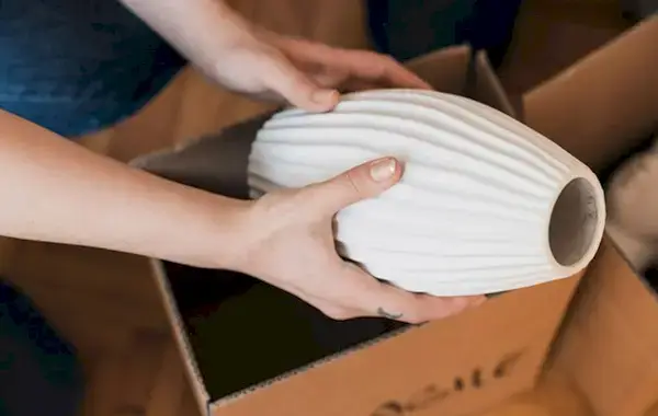 散らかったものを素早く片づける: 散らかったものを手放すための 10 のヒント