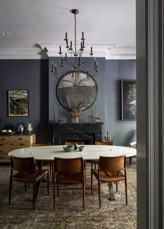 Grå spisestue i Downpipe by Farrow & Ball overdimensjonert teppe