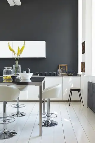Mørkegrå spisestue med hvite skap av Little Greene