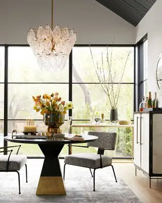 grå spisestue med statement-pendelbelysning i glass fra Arteriors