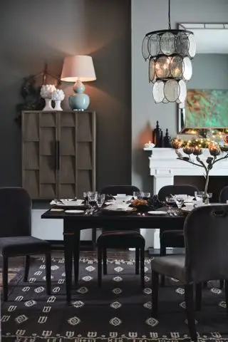 grå spisestue med lagdelt belysning