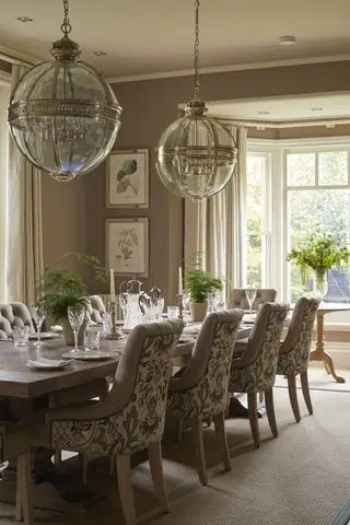 grå spisestue med mønstrede stoler, botanisk kunst og pendelbelysning i glass av Sims Hilditch