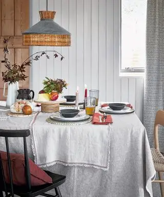 Høstbordsdekorasjoner med lagdelt grått lin og tilbehør i naturlig tre