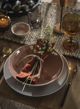 høstbord med rødbrun og grå servise, serviett med bladkvist, gult glass, kokosløper