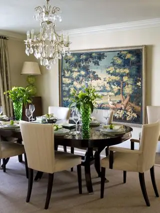 glamouröses Esszimmer mit Kronleuchter von Sims Hilditch