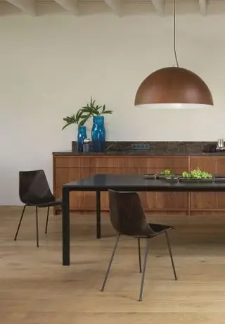 Weißes Esszimmer mit übergroßer Industrie-Pendelleuchte von Ligne Roset