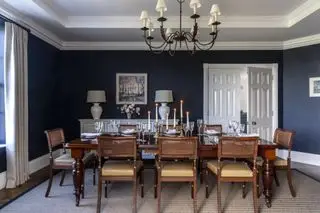 dunkelblaues Esszimmer von Sims Hilditch