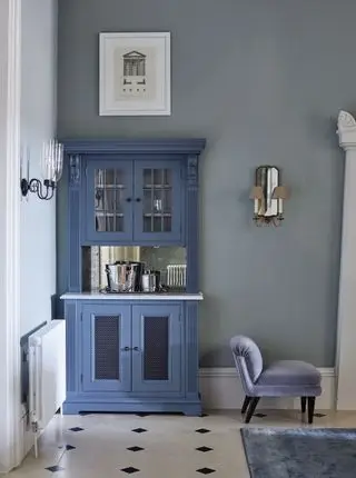 Blaues Esszimmer mit Wandleuchten von Sims Hilditch
