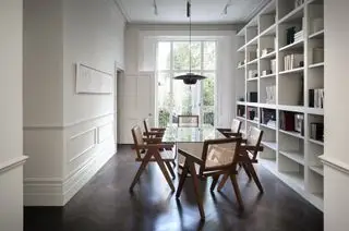 Modernes, modernes Wohnzimmer in Weiß mit Glastisch und Hängelampe von K&H Design