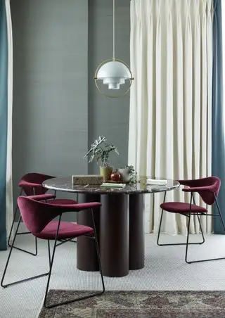 Runder Tisch im modernen Esszimmer mit Messinganhänger von Studio Ashby