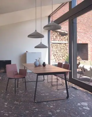 Esszimmer mit Terrazzoboden und unterschiedlich hohen Pendelleuchten