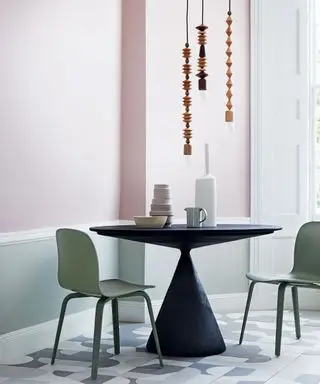 Små spisestue ideer med rundt bord og rosa vegger