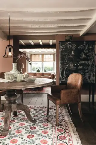 Cadeira de jantar de couro Oka Stafford com braços em tabaco
