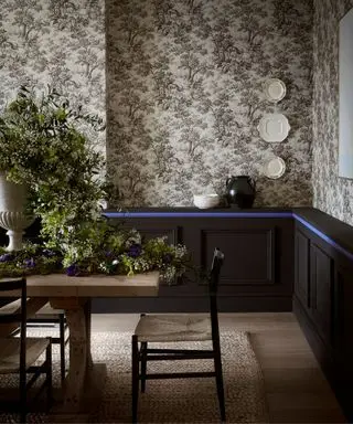 Papel de parede floral em sala de jantar com móveis tradicionais