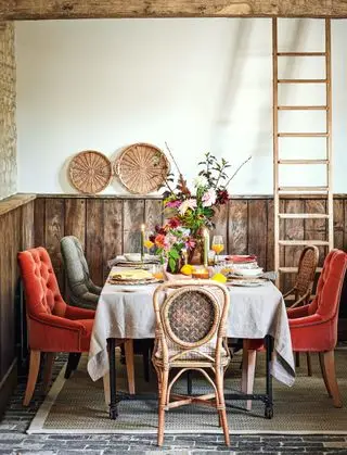 Sala de jantar country com cadeiras estofadas em veludo laranja