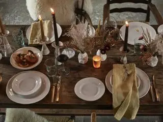 Decoração de mesa de sala de jantar com flores secas e velas