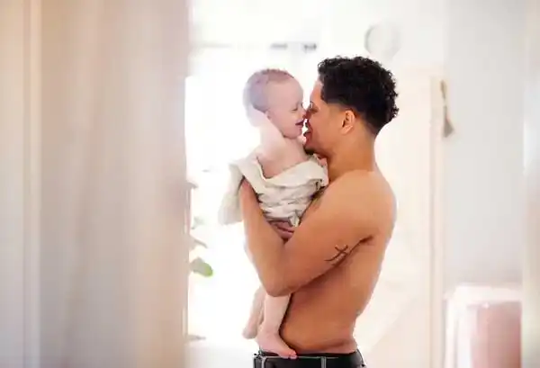 Est-il acceptable d'être nu devant des enfants ?